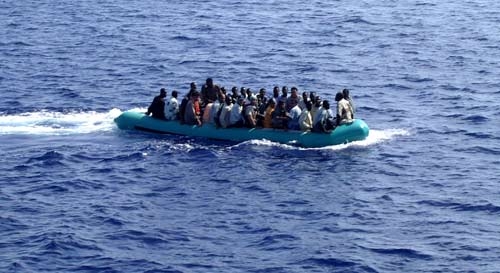 Immigrazione. Soccorso barcone a Lampedusa. Tra i migranti 17 donne e 2 neonati