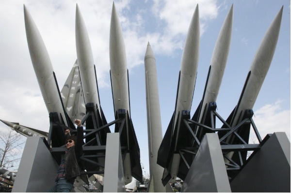 Corea del Nord, lanciati tre missili verso il Giappone. Sale l’allerta