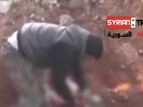 Siria. Video choc. Miliziano squarcia e addenta il corpo del miliziano morto
