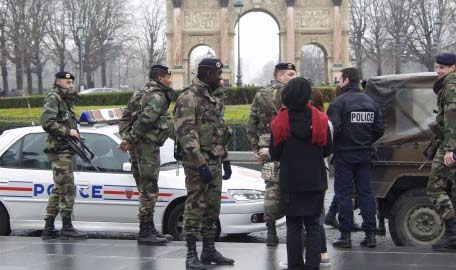 Francia, soldato aggredito fuori pericolo. Sale l’allerta terrorismo