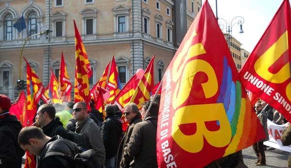P.A. I lavoratori manifestano in massa davanti Montecitorio