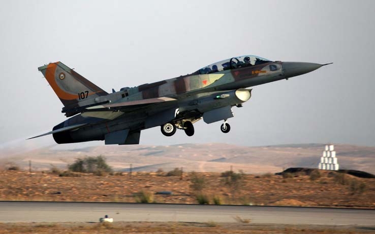 Siria. Cacciabombardieri israeliani bombardano deposito di armi. Nessun intervento Usa