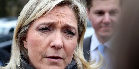Francia. Cade nella piscina vuota, frattura dell’osso sacro per Marine Le Pen