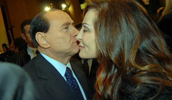 Berlusconi risuscita Forza Italia, da Santanchè alle olgettine. Per salvare la pelle