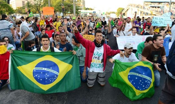 Brasile, brucia la rabbia. Cori e manifestazioni durante Messico-Italia
