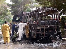 Pakistan. Bomba su autobus di universitarie. Poi Far West nell’ospedale dove erano in cura