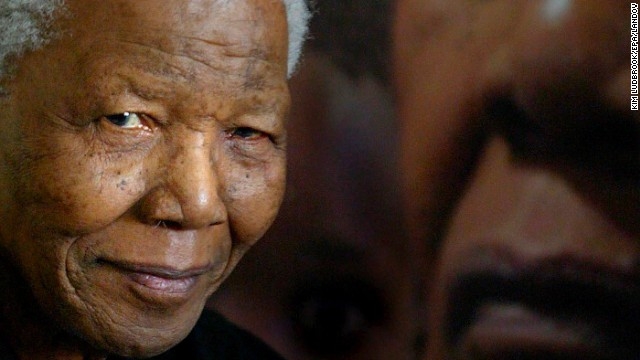 Sudafrica. Notte di canti e di preghiera per Mandela. Oggi la visita di Obama