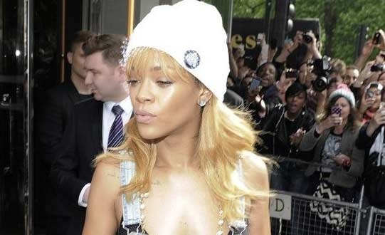Rihanna colpisce un fan con il microfono. ECCO IL VIDEO