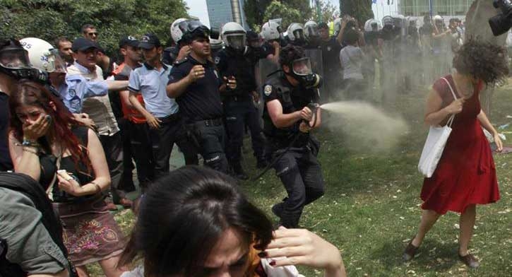 Turchia, la foto di Ceyda simbolo della rivolta