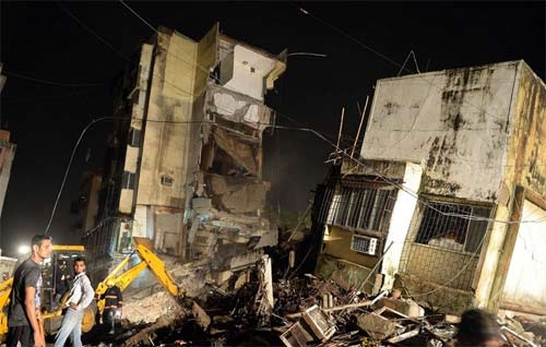India, crolla palazzina al centro di Mumbai: 5 morti