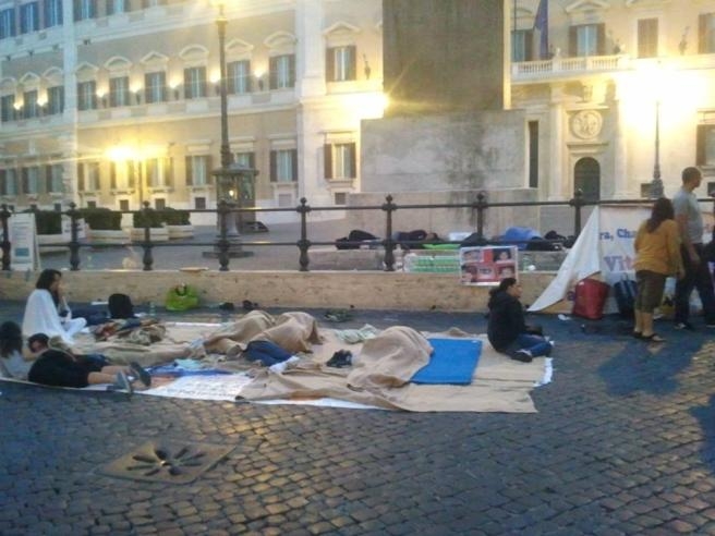 Stamina. Notte a terra davanti Montecitorio per 9 disabili. “Protesteremo fino alla morte”
