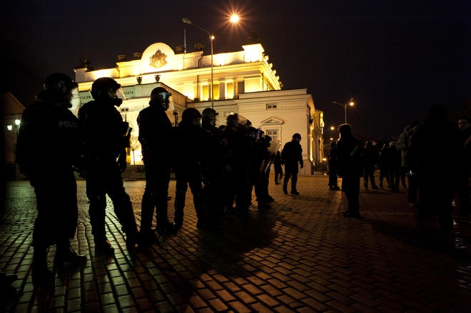 Scontri in Bulgaria davanti al Parlamento. Venti feriti