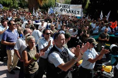 Grecia. Tagli per 12.500 dipendenti pubblici. Comuni chiusi per tre giorni