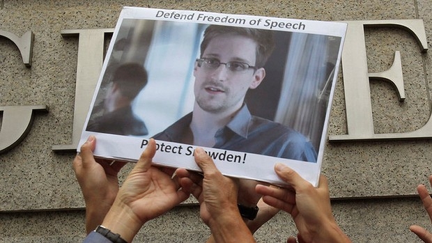 Snowden, la talpa che scotta in terra di nessuno, ha chiesto asilo in Italia