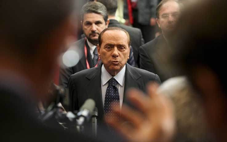 Lo spettro di Berlusconi inquina la politica. Rinvio alla Corte. Grillo gli da una mano