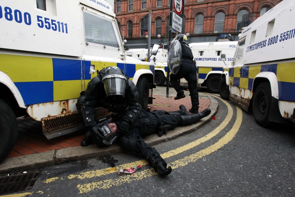 Scontri a Belfast, 26 feriti durante corteo di protesta