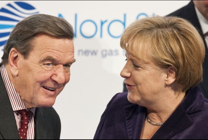 La Merkel attacca Schroeder: La Grecia non doveva far parte dell’Euro