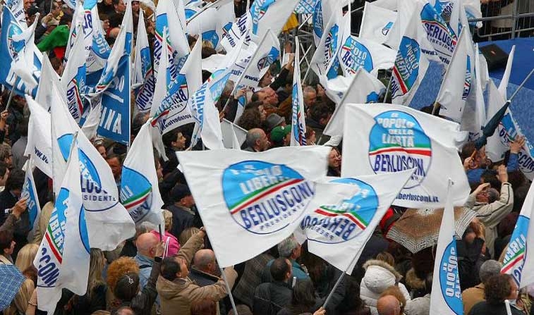 Il Pdl manifesta contro la sentenza di condanna a Berlusconi. Maggioranza a rischio