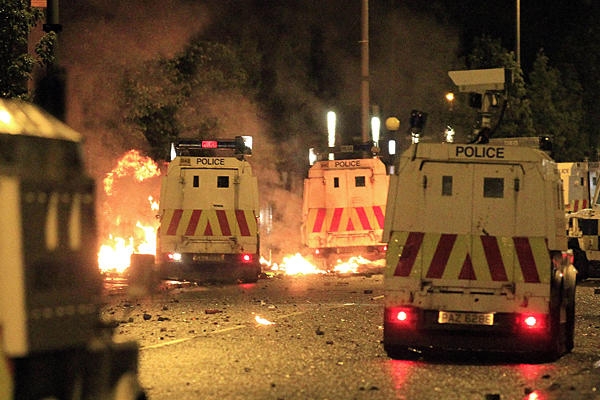 Irlanda del Nord. Scontri a Belfast, 56 politiziotti feriti