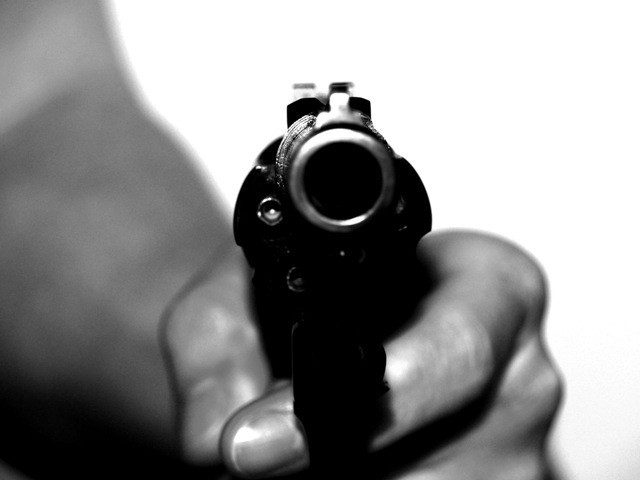 Litiga con coinquilino e lo fredda con 6 colpi di pistola