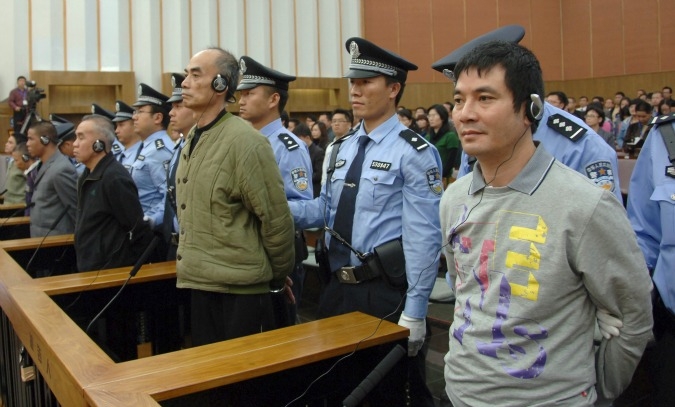 Cina. Giustiziato l’uomo che uccise due funzionari. Scoppia la protesta