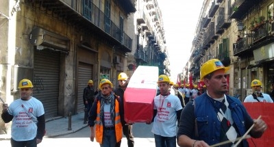 Palermo. I disoccupati edili, un casco e una preghiera a Santa Rosalia