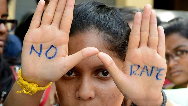 India. Bambina di 4 anni stuprata e abbandonata in un parco a Delhi