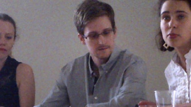 Datagate. Vita da ricercato. Snowden in Russia esce travestito