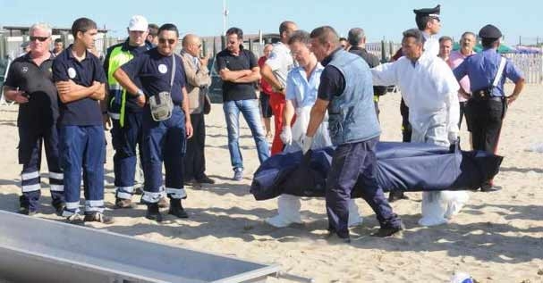 Ragusa. Immigrati sbarcano su spiaggia tra i turisti. 13 morti annegati