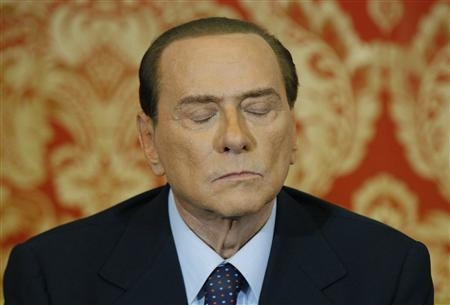Berlusconi “decadente”. Dieci minuti di spot televisivo salvare la zattera