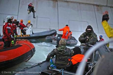 Greenpeace. Un appello per liberare gli attivisti arrestati in Russia. Tra di loro un italiano