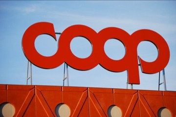 I lavorati Coop della Campania protestano sul tetto del punto vendita di Afragola