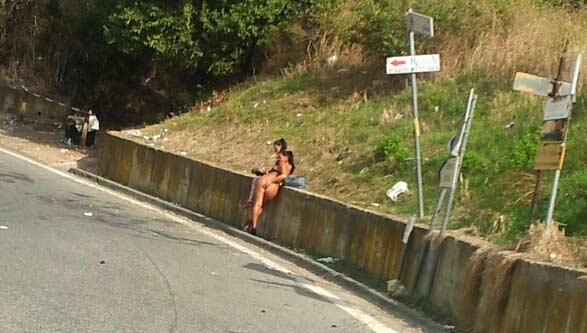 Prostituzione al limite della decenza. Nude davanti alla scuola tra la sporcizia. LE FOTO