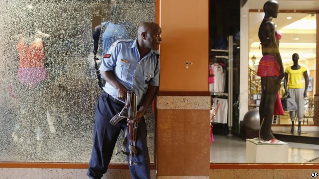 Nairobi. Nel centro commerciale si combatte da un giorno. 68 morti