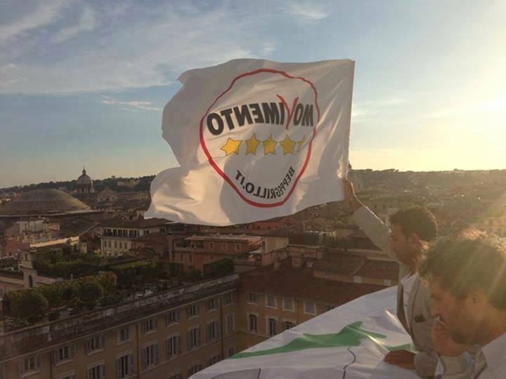 Dodici parlamentari del M5S occupano il tetto di Montecitorio a oltranza. IL VIDEO