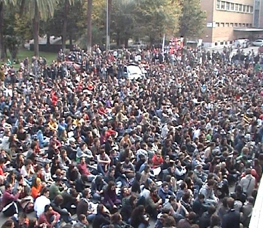 Scuola nel degrado, migliaia di studenti in piazza