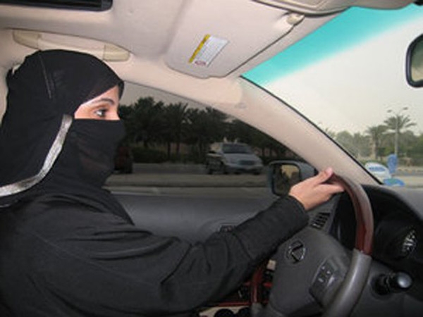Donne saudite sfidano autorità e si mettono al volante