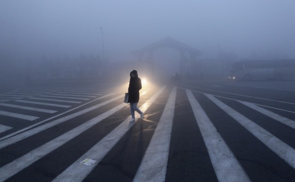 Cina, città paralizzate dallo smog: visibilità inferiore ai 20 metri