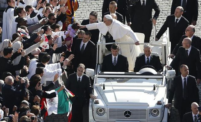 Papa in jeep saluto 200 mila fedeli