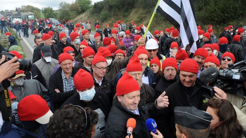 Francia, Hollande in calo nei sondaggi. Tornano i bonnet rouge rivoluzionari