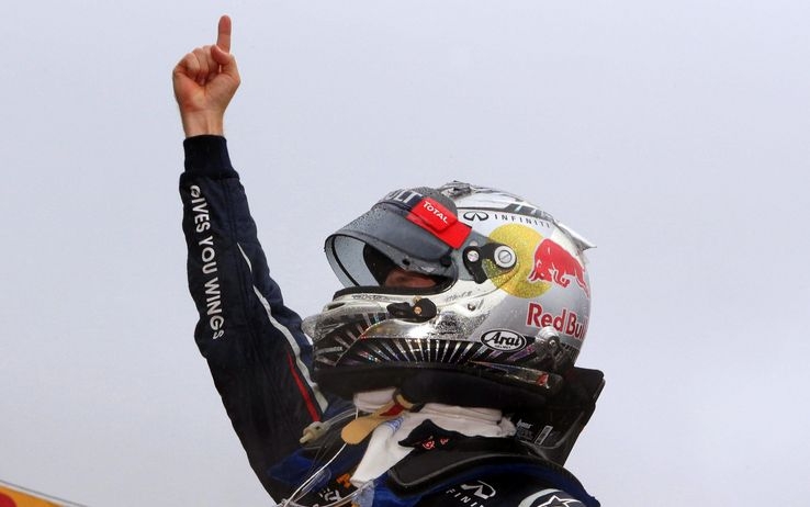 Gp Abu Dhabi. Re Vettel fa il vuoto. Alonso limita i danni: 5°