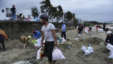 Tifone Haiyan, ONU: sono 4.500 le vittime, mentre gli aiuti tardano ad arrivare