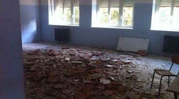 Scuola. A Cagliari crolla il soffitto feriti prof e studenti. Tragedia sfiorata