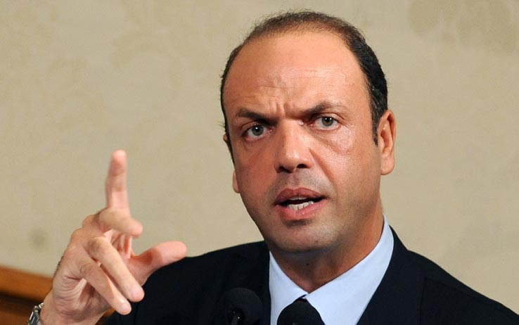Alfano parla di primarie, la “ banda bassotti” lo attacca. Berlusconi non si tocca