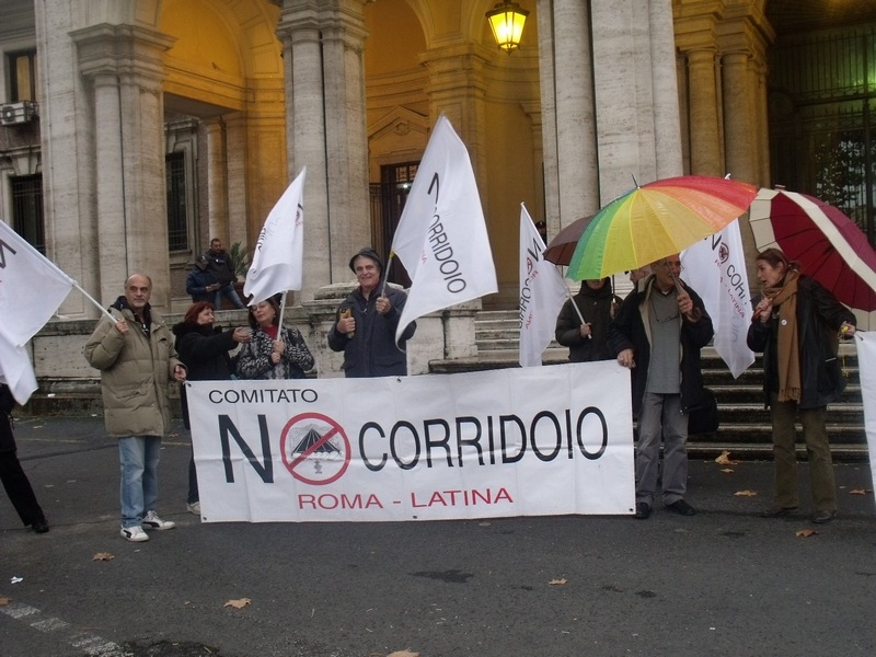 Protesta davanti al MIT contro il corridoio Roma-Latina e la Bretella Cisterna-Valmontone. LE FOTO