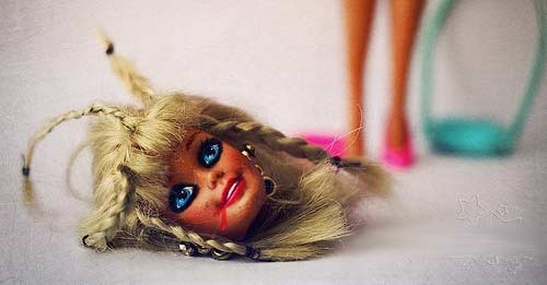 Le sue vittime dovevano essere come Barbie, altrimenti partivano violenze disumane