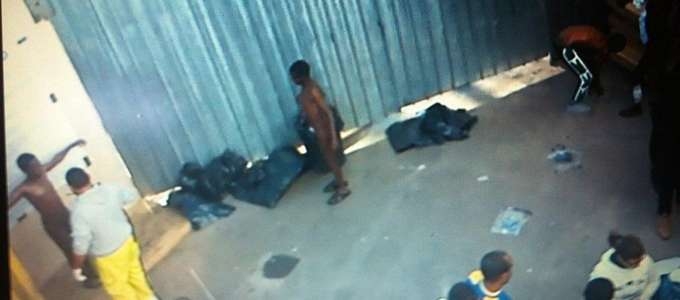 Lampedusa. Video choc, migranti come detenuti nei lager