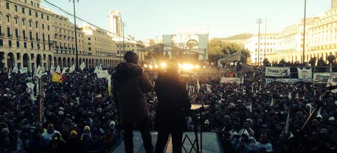 Vaffaday, migliaia di grillini in piazza a Genova. Grillo grida all’impeachment