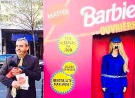 Parigi. ‘Barbie operaia’ denuncia lo sfruttamento nelle fabbriche cinesi Mattel