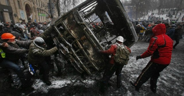 L’Ucraina reprime la rivolta: 3 morti. La Russia accusa: colpa dell’Occidente